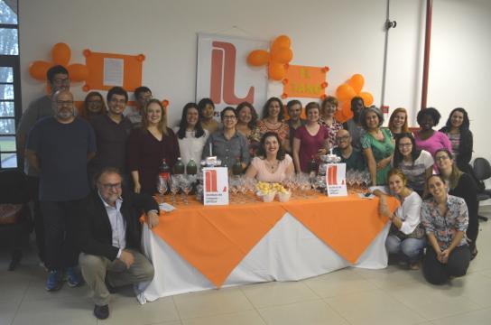 Equipe e pessoas convidadas na celebração de um ano do IL. Foto: Mariana Pezzo