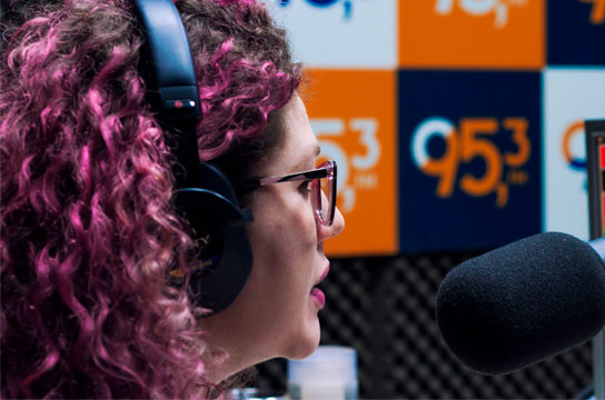 A locutora Priscila Paladino, no ar, na Rádio UFSCar 95,3 FM (Foto: FAI/UFSCar)