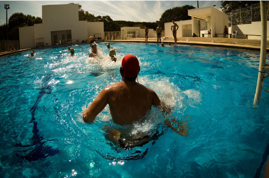 Equipe treina nas piscinas da Universidade (Foto: Erick Rader)