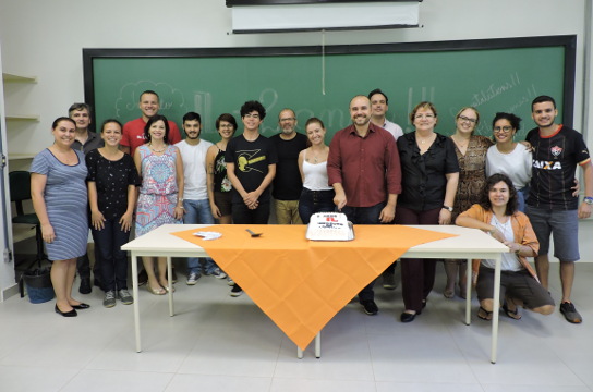 Equipe reunida na celebração dos dois anos de atividades (Foto: Stela Martins - AECR)