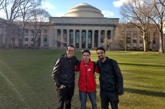 Renato Rodrigues, Fábien Oliveira e Marcel Ogando no MIT, onde apresentaram o projeto (Foto: Acervo)