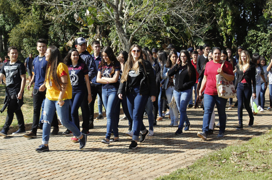 Estudantes visitando as instalações do Campus (Foto: João Vitor Bertolai)