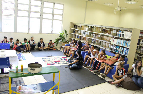 Alunos da rede municipal visitam a Biblioteca (Foto: Janaína Felisberto)