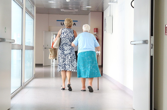 Pesquisa de mestrado aborda os cuidadores de idosos. Estudo busca voluntários (Foto: Pixabay)