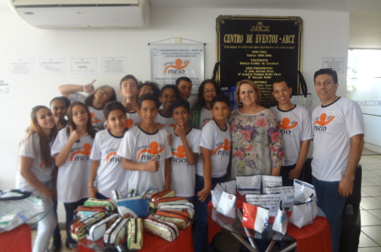 Comunidade escolar e integrantes do projeto Amigos do Meio (Foto: Divulgação)