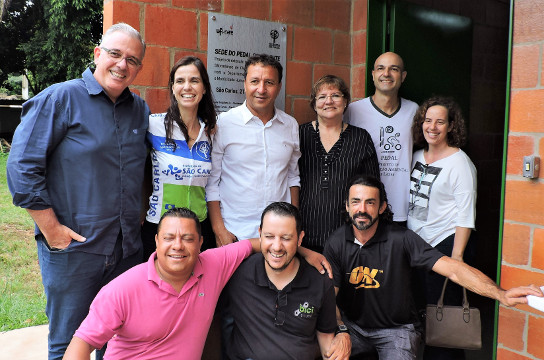 Equipe do projeto Pedal e autoridades celebram nova conquista (Foto: Flávia Salmázio - AsC/UFSCar)