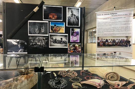 Exposição traz banners, fotos e artesanatos de povos indígenas (Foto: Adriana Arruda - CCS/UFSCar)