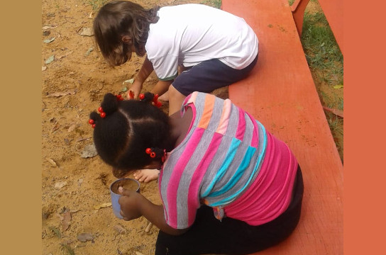 Crianças interagem em escola localizada em Sinop, no Mato Grosso (Foto: Ivone Jesus Alexandre)
