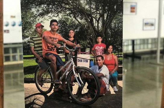 Exposição com fotos de migrantes venezuelanos está disponível na BCo (Foto: Adriana Arruda - CCS)