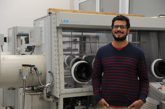 Guilherme Zepon, no Laboratório de Hidrogênio em Metais da UFSCar (Luiz Gambardella – CCS/UFSCar)