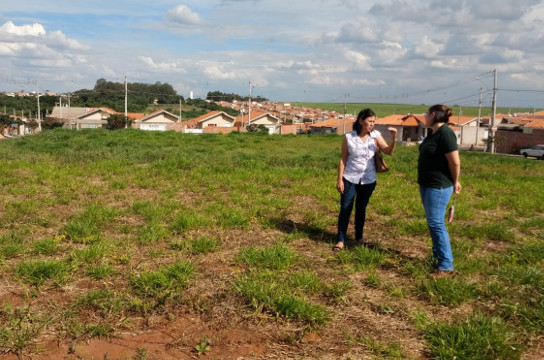 Prof. Andréa e eng. agrônoma Gabriela Strozzi, da UFSCar, visitam área (Foto: Denise Britto - CCS)