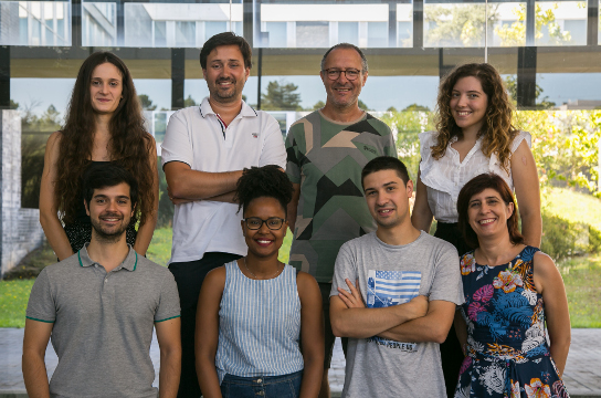 Equipe de pesquisadores do EvoBioMed junto com o prof. Bernardino Souto (Foto: João Miguel Dias)