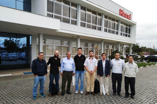 Pesquisadores do CDMF e equipe da Rinnai na sede da empresa (Foto: Divulgação)
