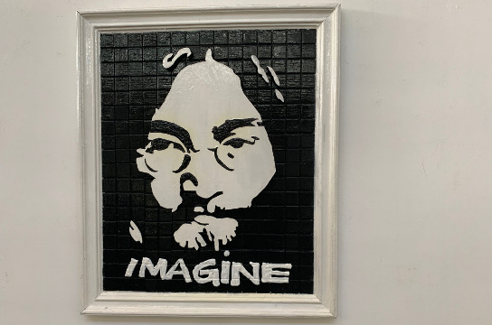Retrato de John Lennon em quadro exposto na BCo (Foto: Adriana Arruda - CCS/UFSCar)