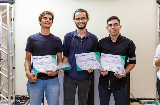 Matheus Silva (esq.) e Alisson Amancio (centro) recebem certificados da premiação (Foto: Divulgação)