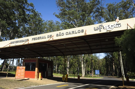 Pórtico de entrada da UFSCar, no campus de São Carlos (Foto: Arquivo CCS)