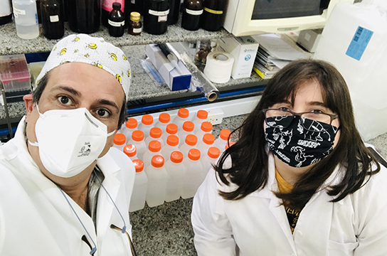 Prof. Fábio e aluna Cintia Requião de Lima durante produção de álcool na UFSCar (Foto: Divulgação)