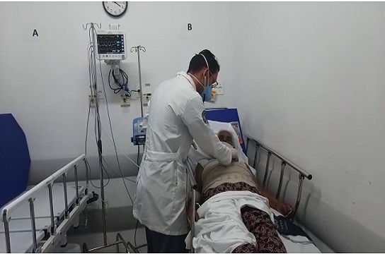 Getúlio Lopes Ferraz, estudante de Medicina da UFSCar, em atendimento no Hospital (Foto: HU-UFSCar)