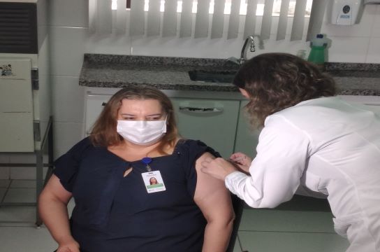 Enfermeira da UTI Covid do HU é imunizada contra o coronavírus (Foto: Marilia Corbini HU/UFSCar)