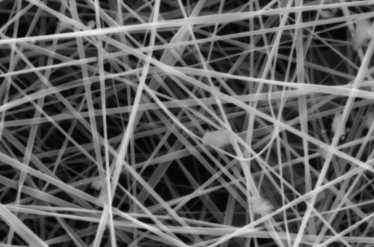 Nanofibras biodegradáveis agem como meio filtrante de partículas (Imagem: Daniela S. de Almeida)