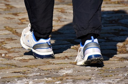 Velocidade de caminhada é uma forma prática de identificar a incapacidade em idosos (Foto: Pixabay)