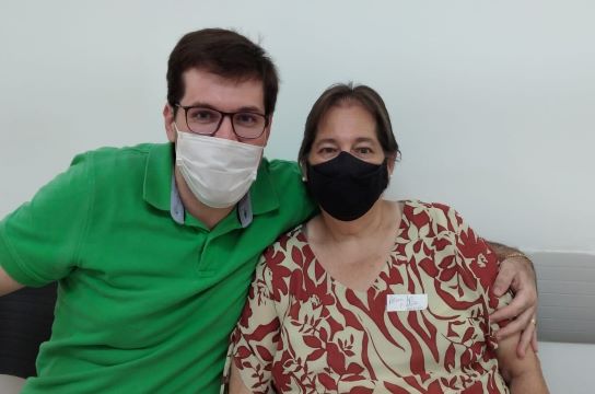 Paciente Maria Aparecida e seu filho, que levou a mãe para a primeira mamografia (Foto: HU-UFSCar)