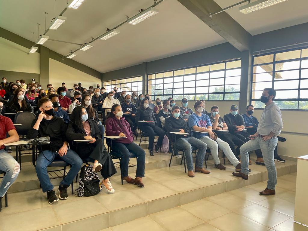 Estudantes lotam auditório durante recepção, no Campus Lagoa do Sino (Foto: Tiago Santi)