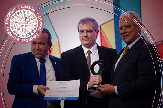 André Vivan (centro) no evento de premiação (Foto: CBIC)