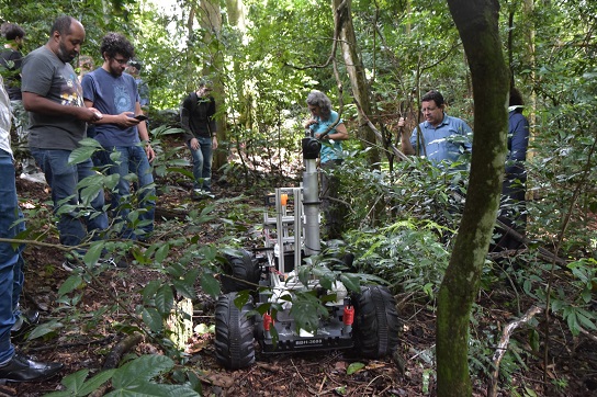 Teste do protótipo de robô terrestre para coleta de amostras (Foto: Simap)