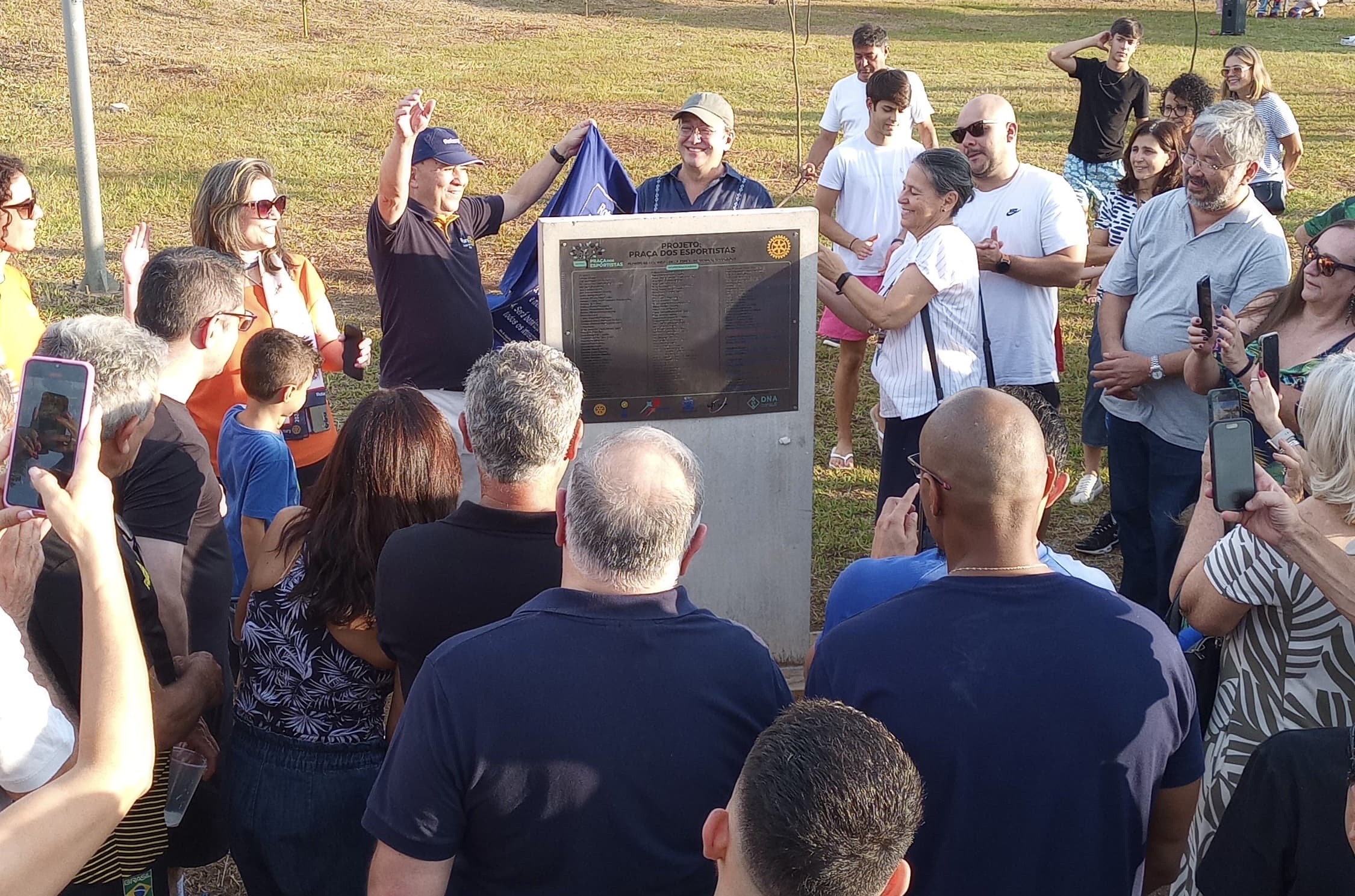 Parceiros descerram a placa com o nome dos 110 homenageados (Foto: Denise Britto/UFSCar)