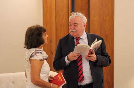 Professora apresenta seus dois livros ao Embaixador da Rússia (Foto: Acervo pessoal)