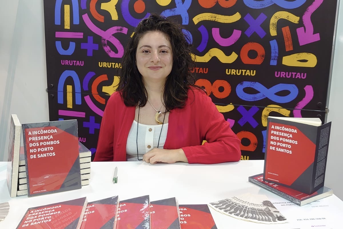 Egressa da UFSCar durante lançamento de livro na Bienal de SP (Foto: Acervo pessoal)