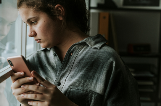 Estudo analisa controle emocional, sintomas depressivos e uso de redes