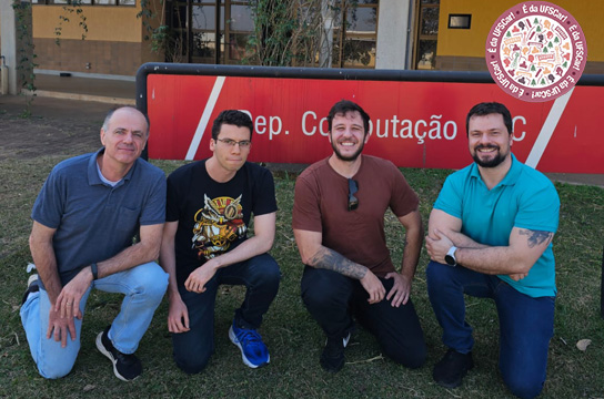 Os alunos e orientadores premiados. (Imagem: Divulgação)