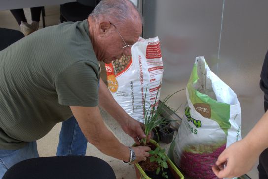 Participantes manipularam a terra para plantio de ervas e temperos (Foto: Acervo projeto)