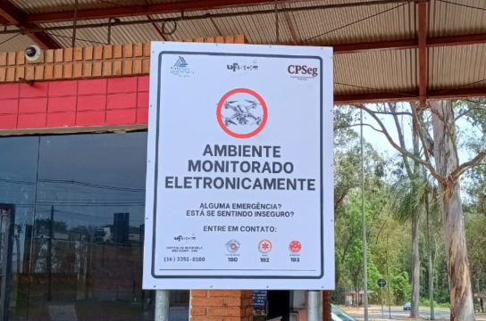 Placa instalada na entrada do Campus São Carlos (Imagem: Divulgação)