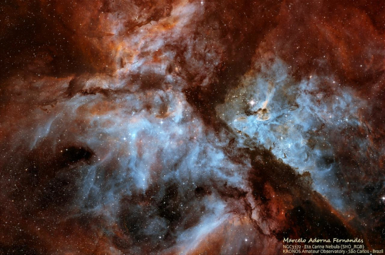 Imagem da Nebulosa Eta Carina em livro do observatório inglês (Foto: Marcelo Adorna Fernandes)