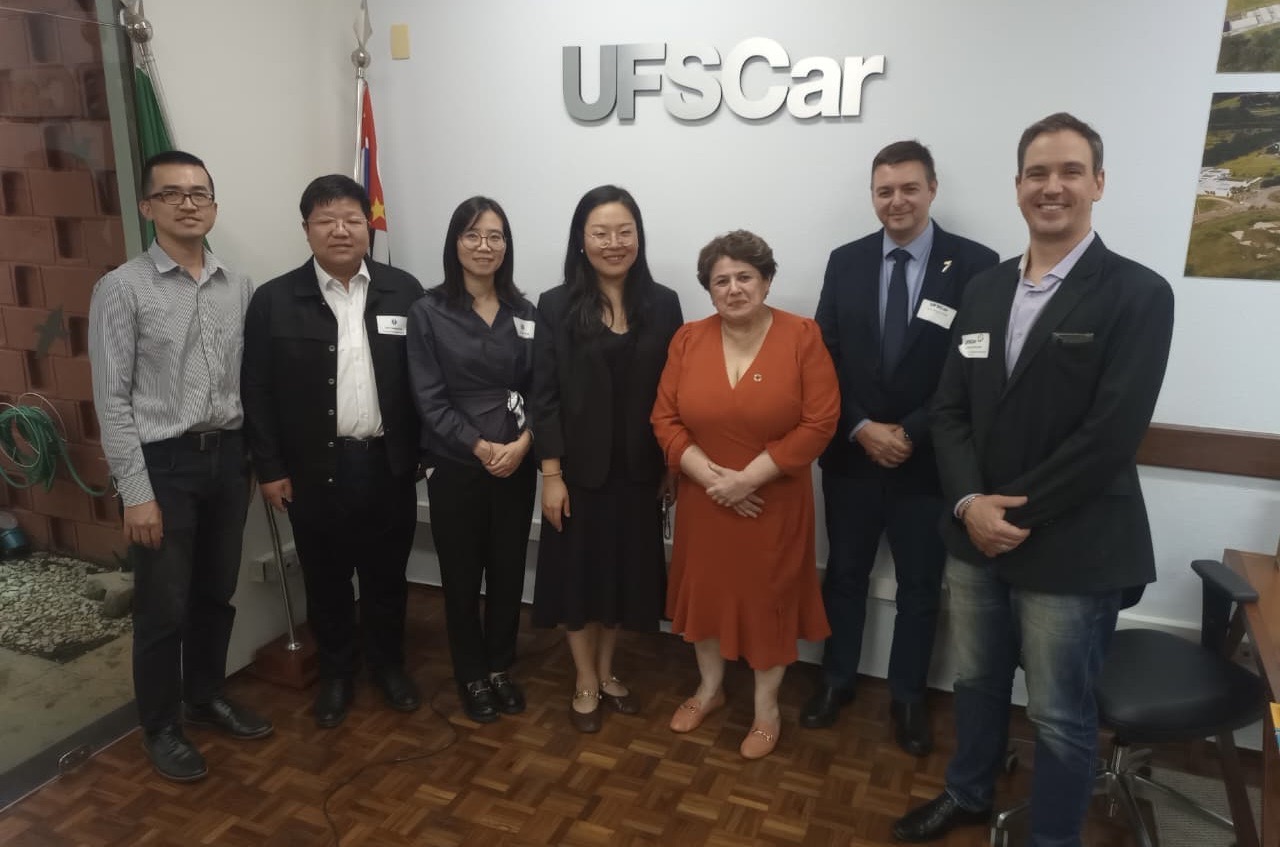 Delegação chinesa da NCEPU em encontro com a Vice-Reitora da UFSCar (Foto: Denise Britto/CCS)
