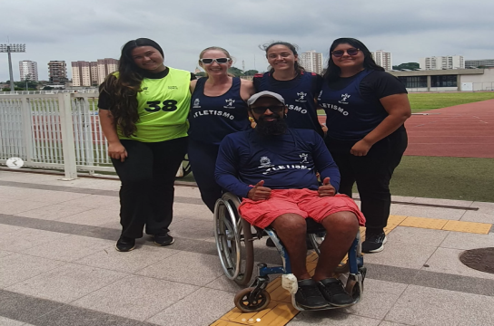 Equipe da UFSCar ao lado do paratlheta medalhista (Foto: Proafa-UFSCar)