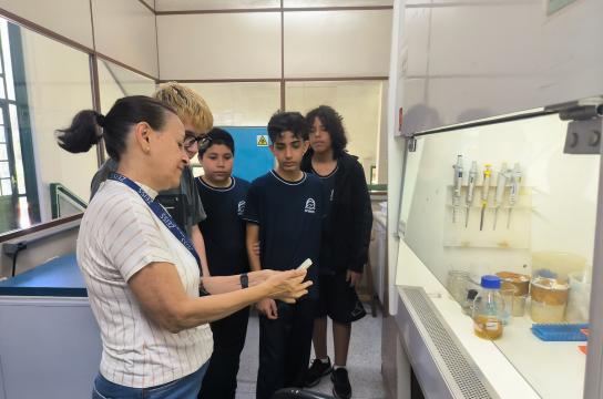 Programação inclui atividades em laboratório (Foto: Analice Garcia)