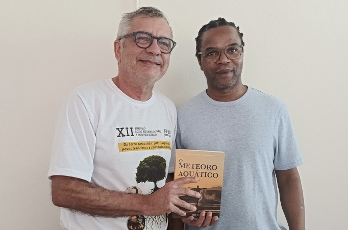 Marcelo Schlindwein entrega cópia do livro a José Cossa (Foto: Yara A. Couto)